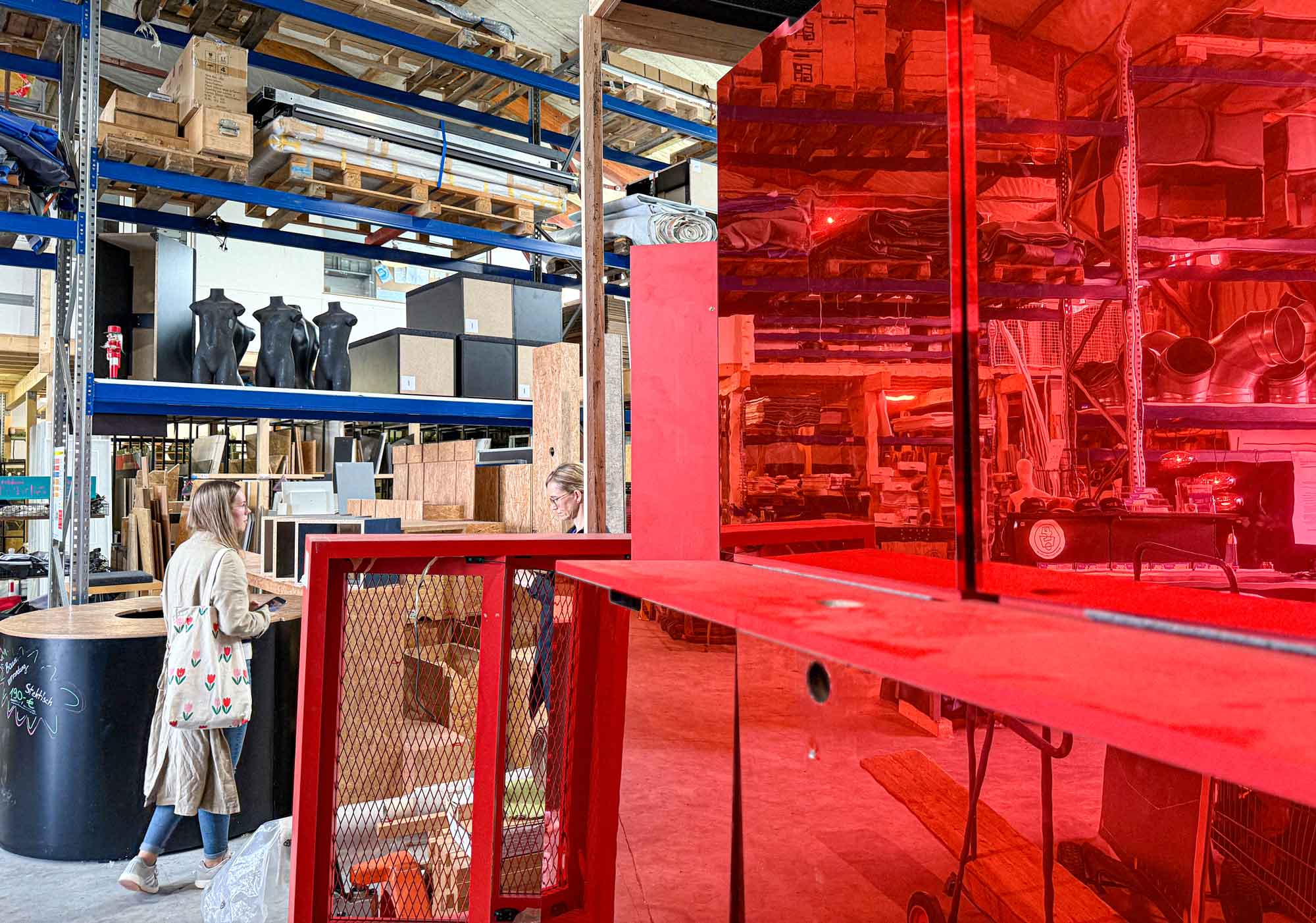 makena stories, Materialbuffet Leipzig, Spiegelkisten in Rot